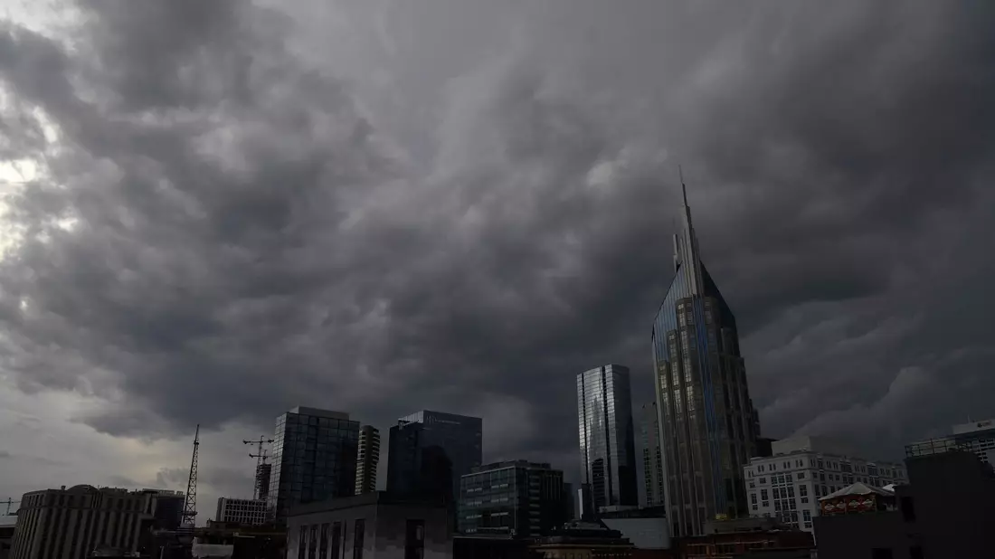 Eine Sturmfront nähert sich der Innenstadt von Nashville, Tennessee, die nördlich der Stadt einen Tornado auslöste. - Bild: Nicole Hester/The Tennessean via AP/dpa