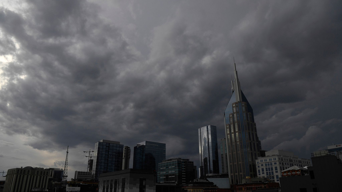 Eine Sturmfront nähert sich der Innenstadt von Nashville, Tennessee, die nördlich der Stadt einen Tornado auslöste. - Foto: Nicole Hester/The Tennessean via AP/dpa