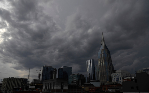 Eine Sturmfront nähert sich der Innenstadt von Nashville, Tennessee, die nördlich der Stadt einen Tornado auslöste. - Foto: Nicole Hester/The Tennessean via AP/dpa
