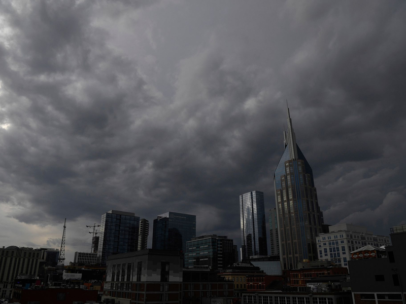 Eine Sturmfront nähert sich der Innenstadt von Nashville, Tennessee, die nördlich der Stadt einen Tornado auslöste. - Foto: Nicole Hester/The Tennessean via AP/dpa