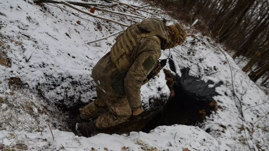 Ein ukrainischer Soldat betritt einen Graben in der Nähe einer Artilleriestellung. - Bild: Madeleine Kelly/ZUMA Press Wire/dpa