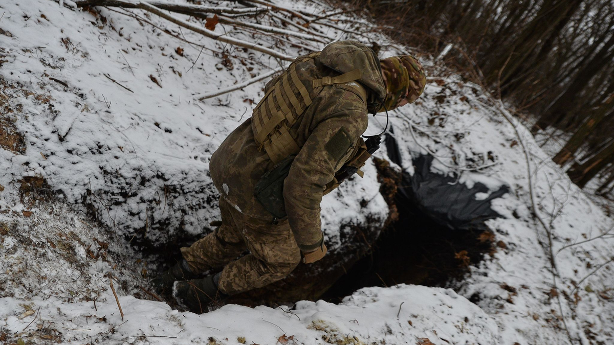 Ein ukrainischer Soldat betritt einen Graben in der Nähe einer Artilleriestellung. - Foto: Madeleine Kelly/ZUMA Press Wire/dpa