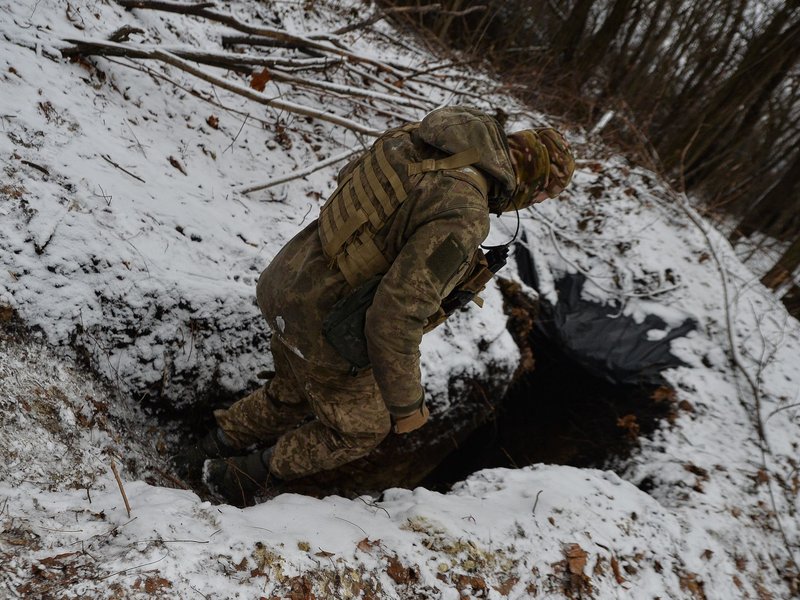 Ein ukrainischer Soldat betritt einen Graben in der Nähe einer Artilleriestellung. - Foto: Madeleine Kelly/ZUMA Press Wire/dpa