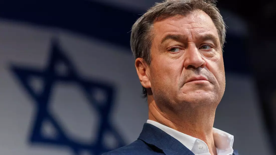 Markus Söder spricht auf einer Solidaritätskundgebung für Israel. - Bild: Daniel Karmann/dpa