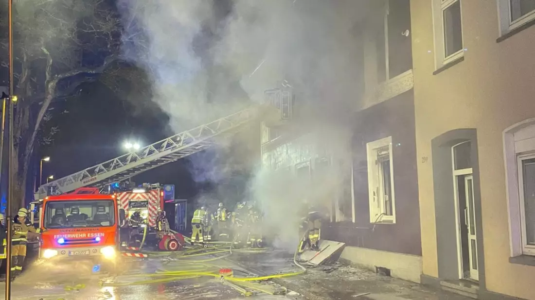 FW-E: Explosion in einem Mehrfamilienhaus - Großbrand mit mehreren Verletzten - Bild: presseportal.de