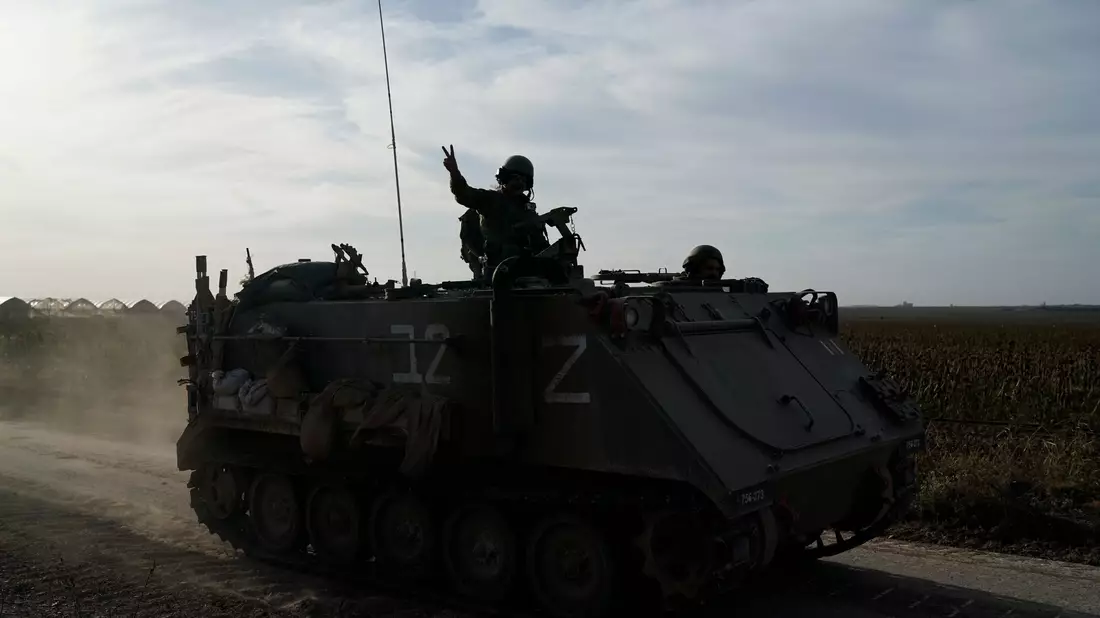Israelische Soldaten stehen auf gepanzerten Mannschaftstransportwagen (APC) in der Nähe der Grenze zwischen Israel und dem Gazastreifen im Süden Israels. - Bild: Leo Correa/AP/dpa