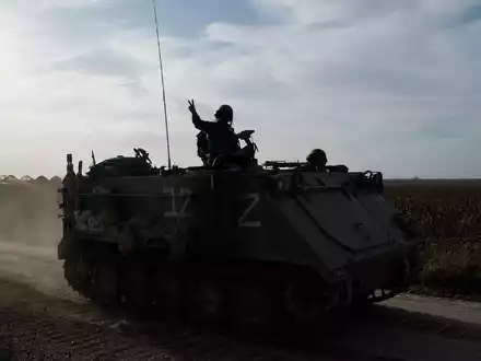 Israelische Soldaten stehen auf gepanzerten Mannschaftstransportwagen (APC) in der Nähe der Grenze zwischen Israel und dem Gazastreifen im Süden Israels. - Foto: Leo Correa/AP/dpa