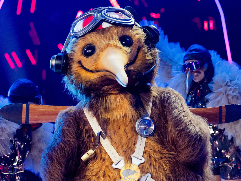 „Der Kiwi“ steht in der Prosieben-Show „The Masked Singer“ auf der Bühne. - Foto: Rolf Vennenbernd/dpa