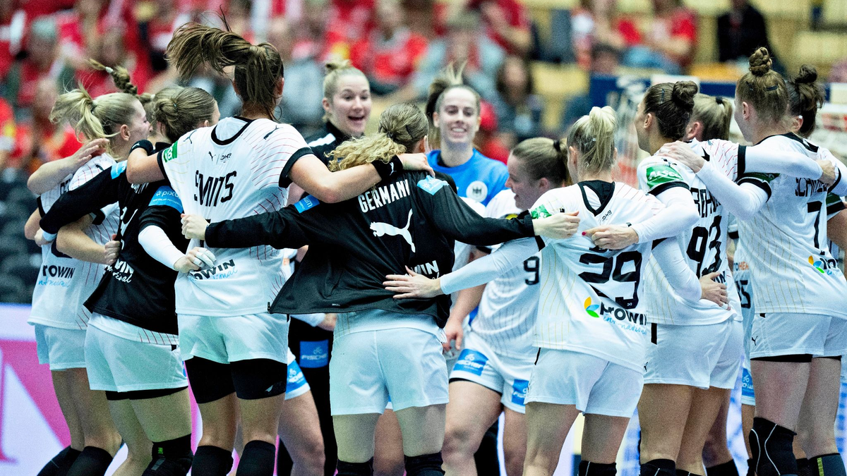 Die deutschen Spielerinnen feiern ihren Sieg gegen Serbien. - Foto: Henning Bagger/Ritzau Scanpix/AP/dpa