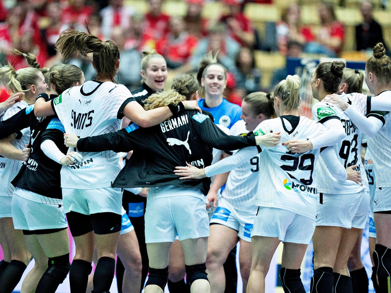 Die deutschen Spielerinnen feiern ihren Sieg gegen Serbien. - Foto: Henning Bagger/Ritzau Scanpix/AP/dpa