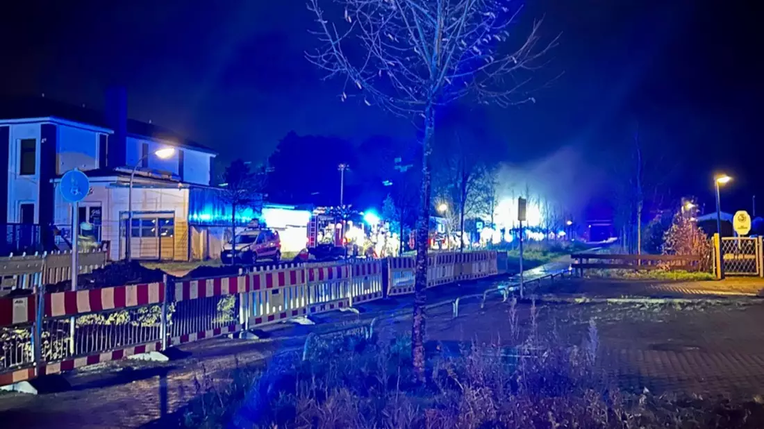 FW-RE: Ausgedehnter Kellerbrand in leerstehendem Gebäudekomplex - keine Verletzten - Bild: presseportal.de