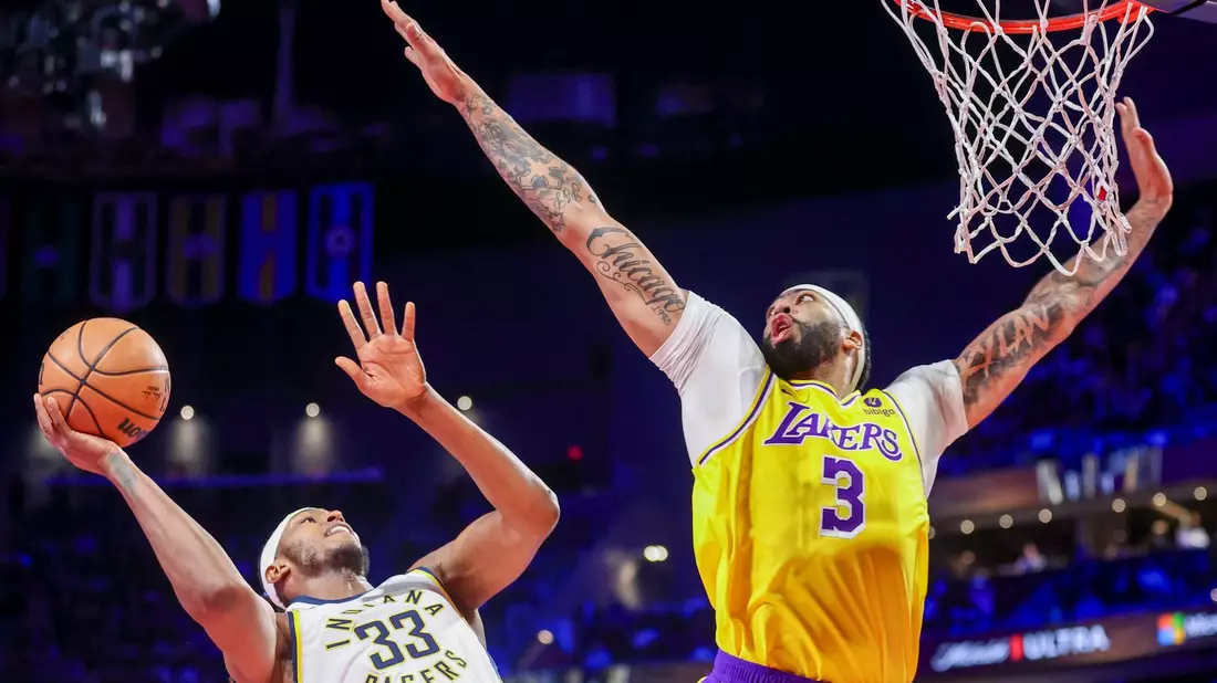Anthony Davis (r) von den Los Angeles Lakers war mit 41 Punkten der überragende Spieler der Partie. - Bild: Ian Maule/AP/dpa