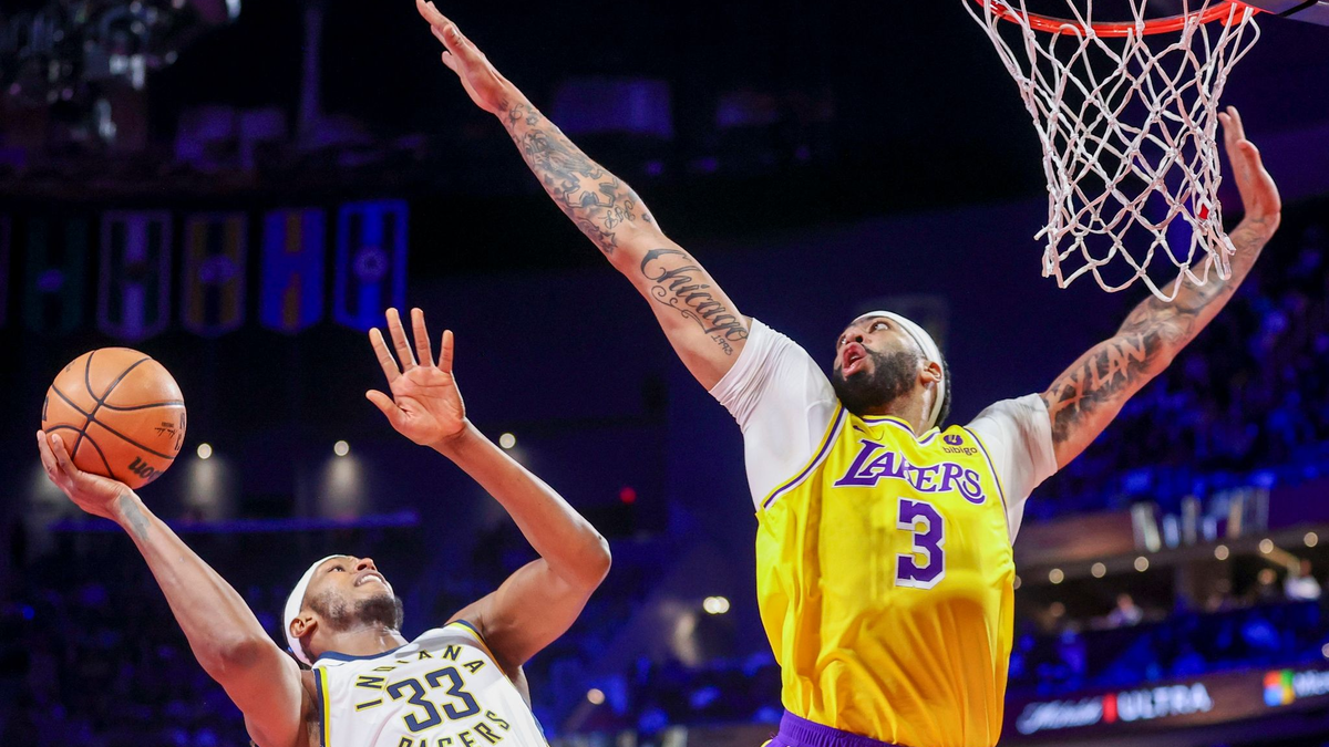 Anthony Davis (r) von den Los Angeles Lakers war mit 41 Punkten der überragende Spieler der Partie. - Foto: Ian Maule/AP/dpa