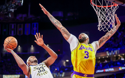 Anthony Davis (r) von den Los Angeles Lakers war mit 41 Punkten der überragende Spieler der Partie. - Foto: Ian Maule/AP/dpa