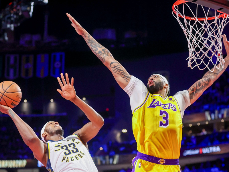 Anthony Davis (r) von den Los Angeles Lakers war mit 41 Punkten der überragende Spieler der Partie. - Foto: Ian Maule/AP/dpa