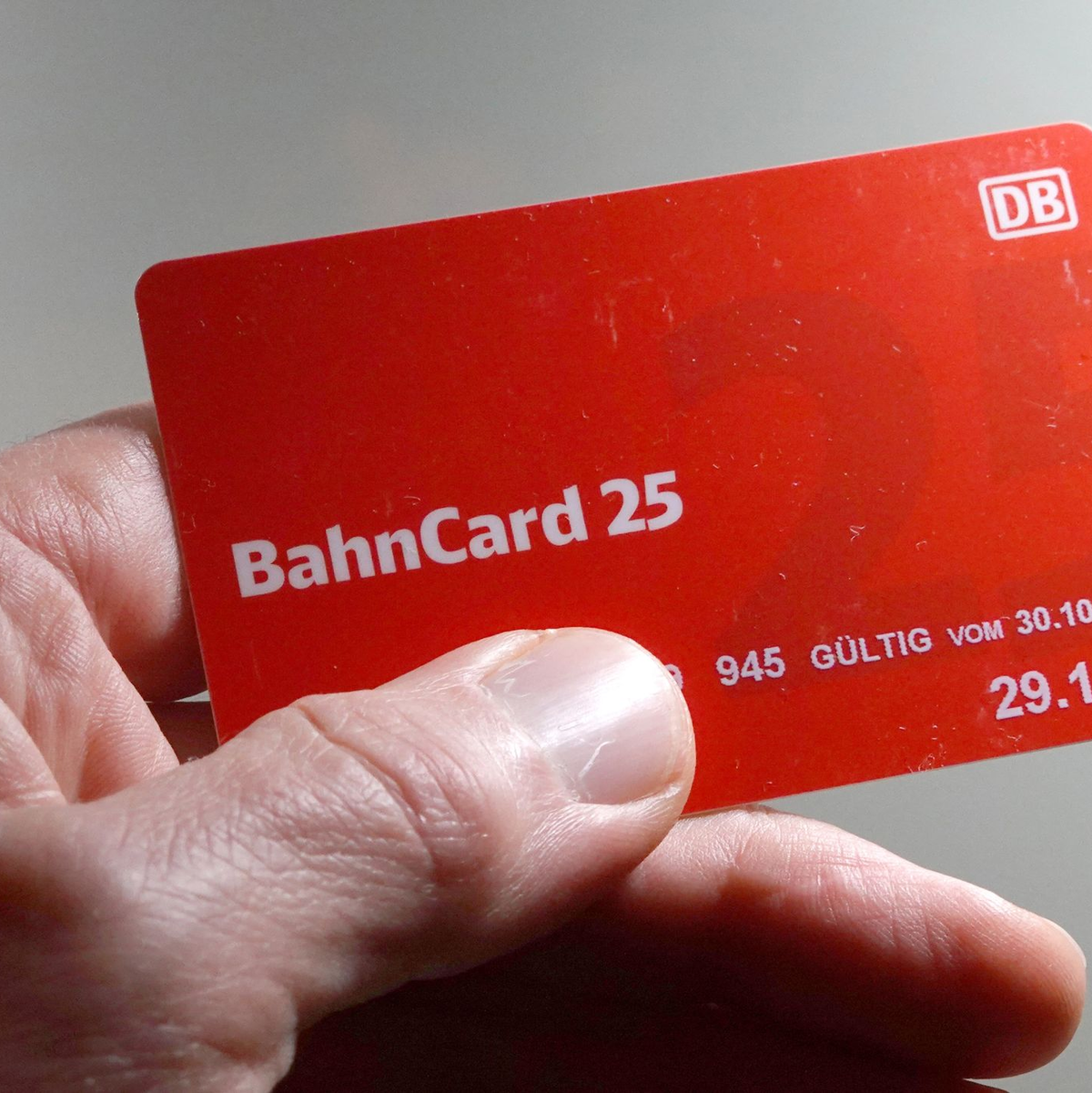Künftig nur noch digital: die BahnCard. - Foto: Martin Schutt/dpa