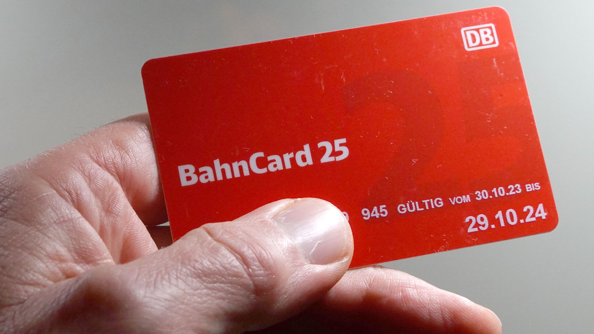 Künftig nur noch digital: die BahnCard. - Foto: Martin Schutt/dpa