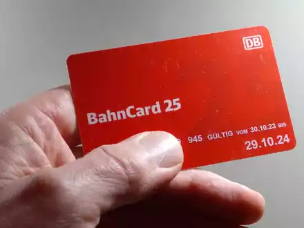 Künftig nur noch digital: die BahnCard. - Foto: Martin Schutt/dpa