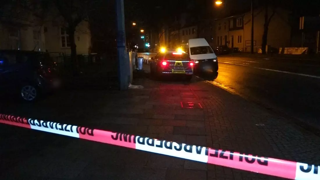 Der Tatort in Bremen ist mit Flatterband der Polizei abgesperrt. - Bild: ---/Nord-West-Media TV /dpa