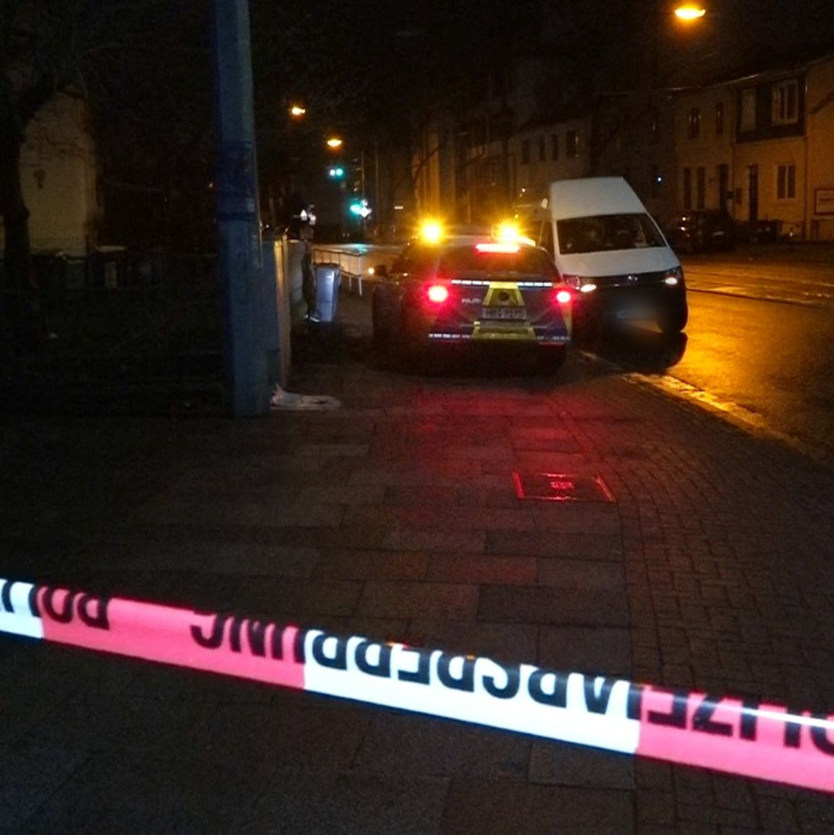 Der Tatort in Bremen ist mit Flatterband der Polizei abgesperrt. - Foto: ---/Nord-West-Media TV /dpa