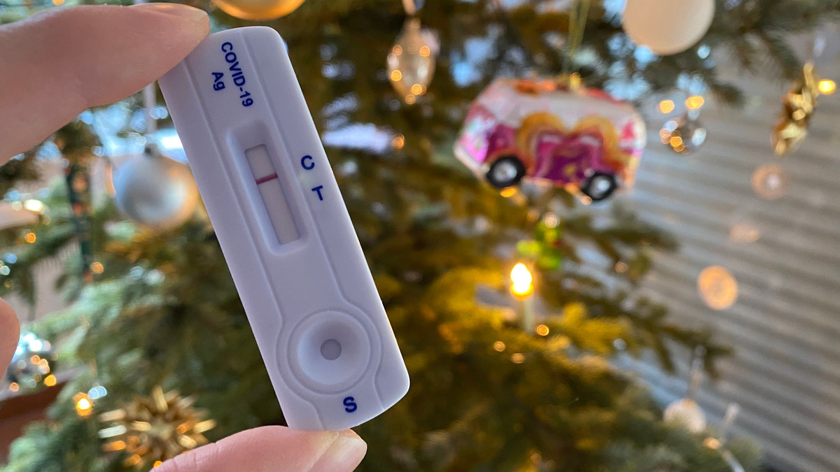 Ein negativer Schnelltest für das Coronavirus, fotografiert vor einem Weihnachtsbaum. Befürchtungen vor einer Infektionen spielen laut einer Umfrage keine größere Rolle mehr. - Foto: Julian Stratenschulte/dpa