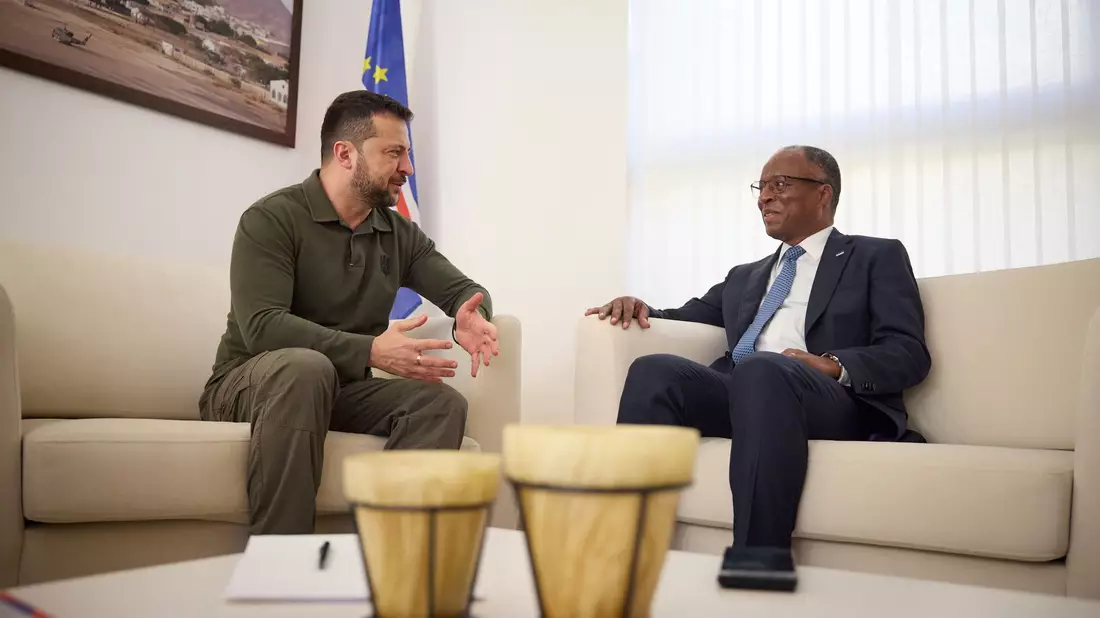 Der ukrainische Präsident Wolodymyr Selenskyj (l.) trifft in Praia den kapverdischen Premierminister Ulisses Correia e Silva. - Bild: Ukrainian Presidential Press Office/AP/dpa