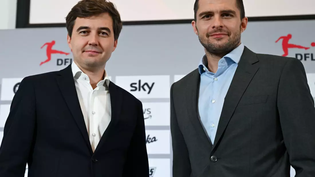 Die beiden DFL-Geschäftsführer Marc Lenz (r) und Steffen Merkel warben zuletzt für den Investoren-Deal. - Bild: Arne Dedert/dpa