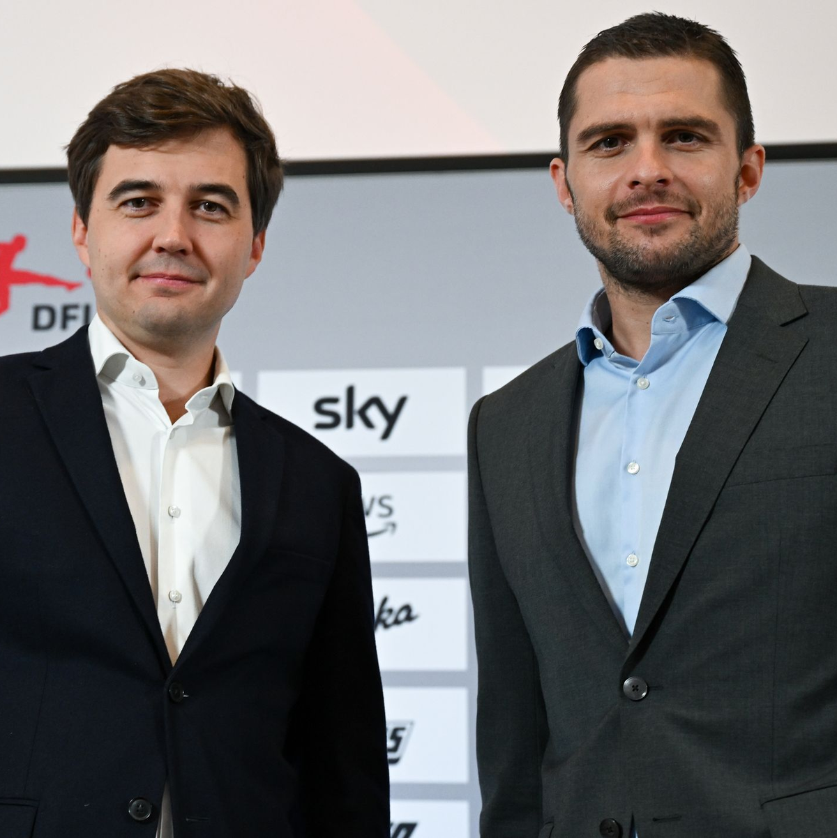 Die beiden DFL-Geschäftsführer Marc Lenz (r) und Steffen Merkel warben zuletzt für den Investoren-Deal. - Foto: Arne Dedert/dpa