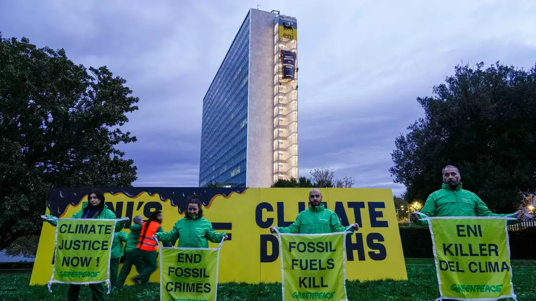 Aktivisten der Umweltorganisation Greenpeace protestieren Anfang Dezember vor dem italienischen Öl- und Gaskonzern ENI in Rom. - Bild: Andrew Medichini/AP/dpa