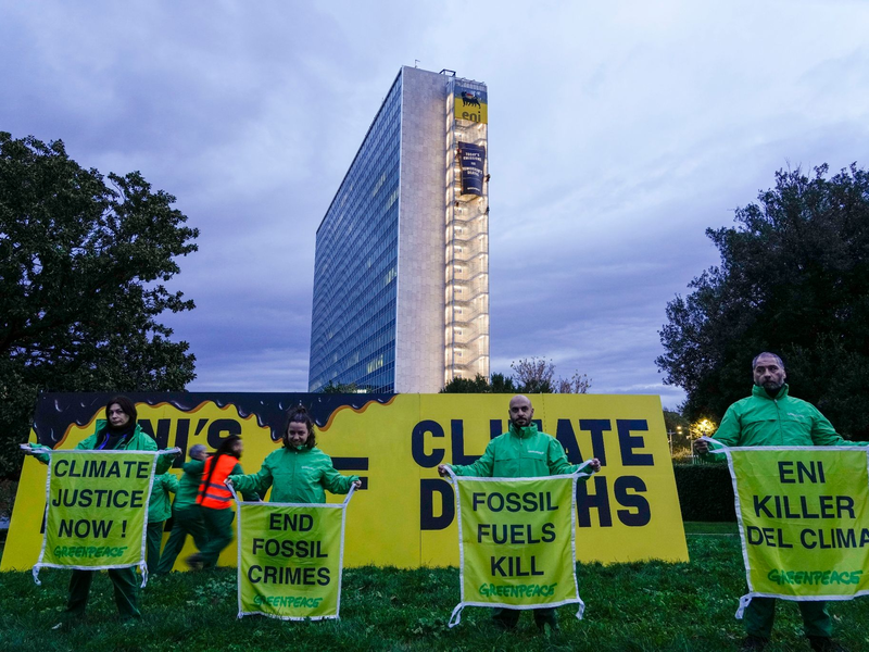 Aktivisten der Umweltorganisation Greenpeace protestieren Anfang Dezember vor dem italienischen Öl- und Gaskonzern ENI in Rom. - Foto: Andrew Medichini/AP/dpa