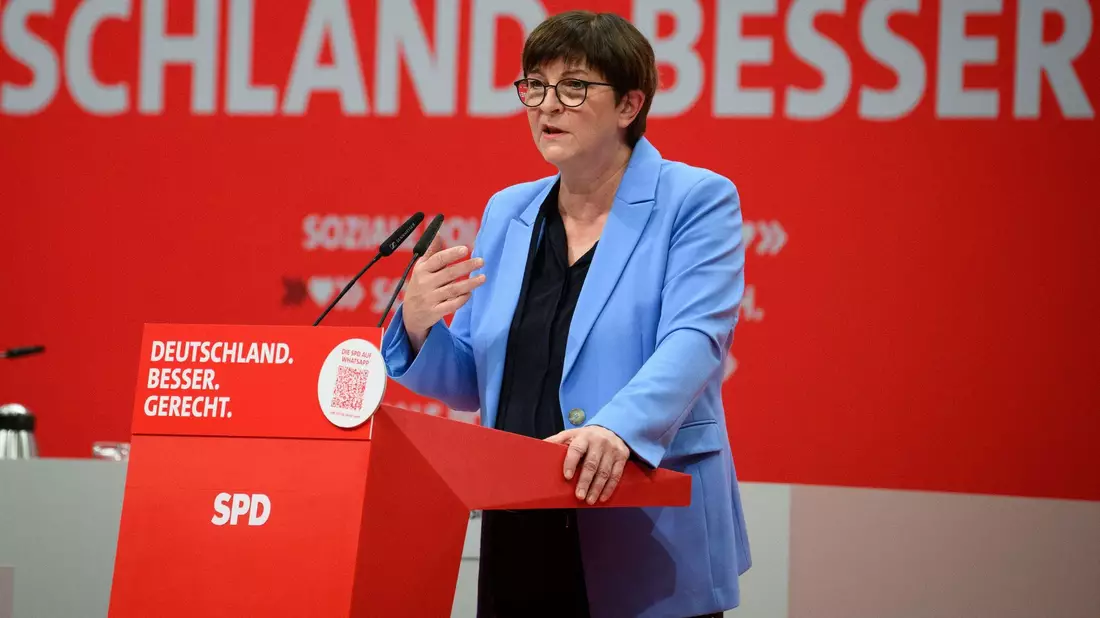Saskia Esken beim Bundesparteitag der SPD auf dem Berliner Messegelände. - Bild: Bernd von Jutrczenka/dpa