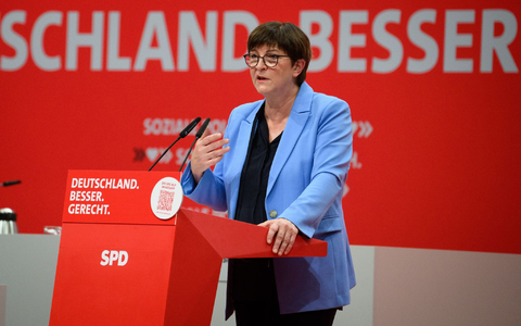 Saskia Esken beim Bundesparteitag der SPD auf dem Berliner Messegelände. - Foto: Bernd von Jutrczenka/dpa Saskia Esken beim Bundesparteitag der SPD auf dem Berliner Messegelände. - Foto: Bernd von Jutrczenka/dpa