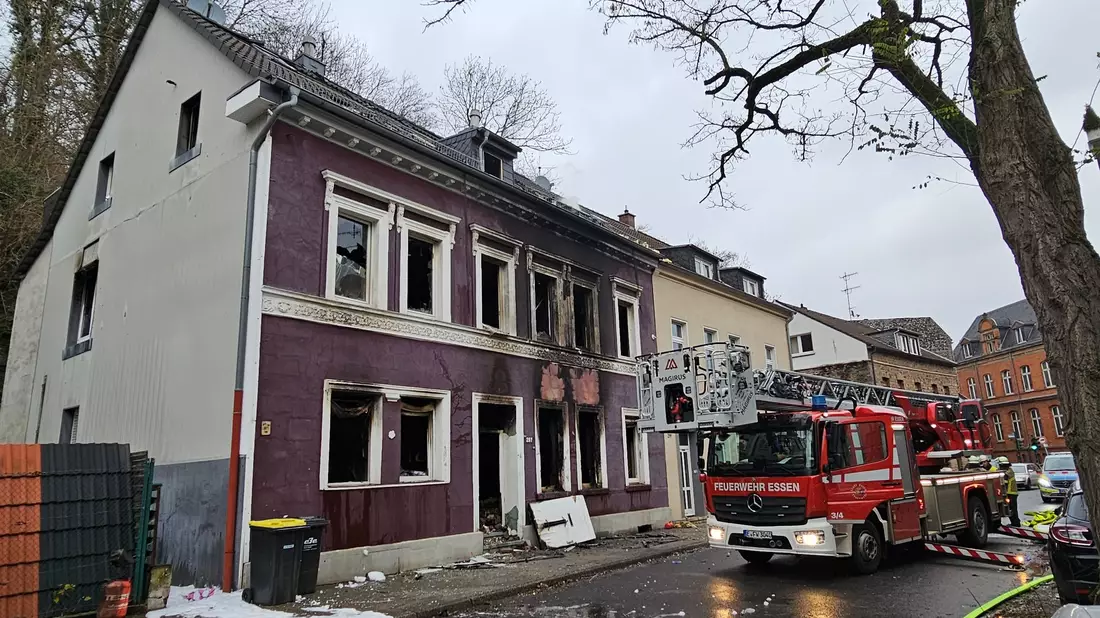 Ein Feuerwehrauto steht nach der Explosion in einem Mehrfamilienhaus vor dem zerstörten Gebäude. - Bild: Markus Gayk/dpa