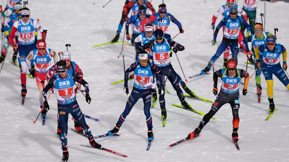 David Zobel (1.v.r) wurde mit der deutschen Biathlon-Staffel Dritter in Hochfilzen. - Bild: Matthias Schrader/AP/dpa