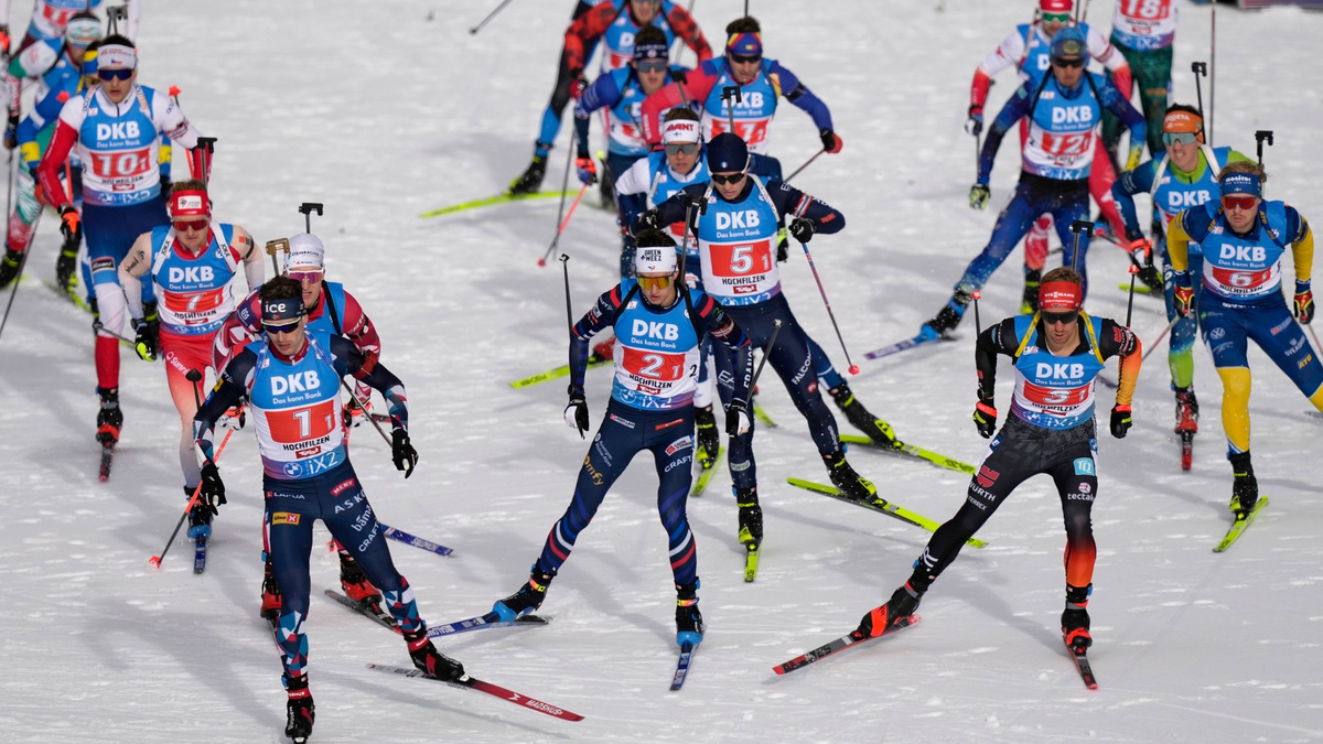 David Zobel (1.v.r) wurde mit der deutschen Biathlon-Staffel Dritter in Hochfilzen. - Foto: Matthias Schrader/AP/dpa