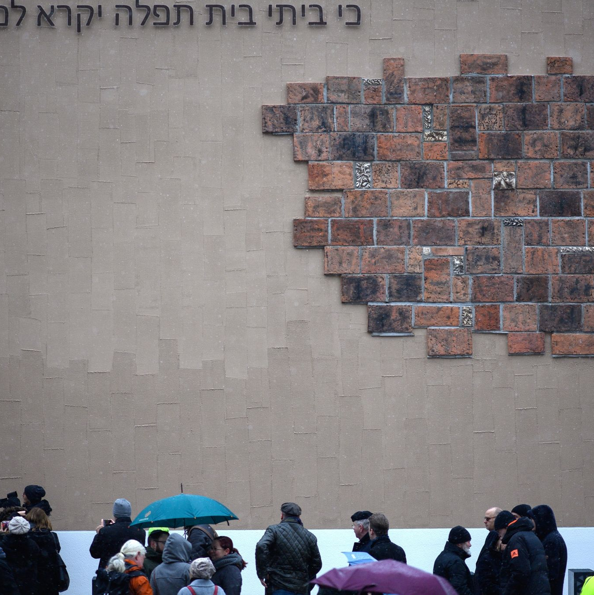 Teilnehmer der Thora-Überführung vor wenigen Tagen in Magdeburg. - Foto: Klaus-Dietmar Gabbert/dpa