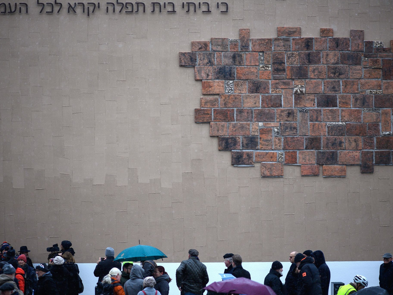 Teilnehmer der Thora-Überführung vor wenigen Tagen in Magdeburg. - Foto: Klaus-Dietmar Gabbert/dpa