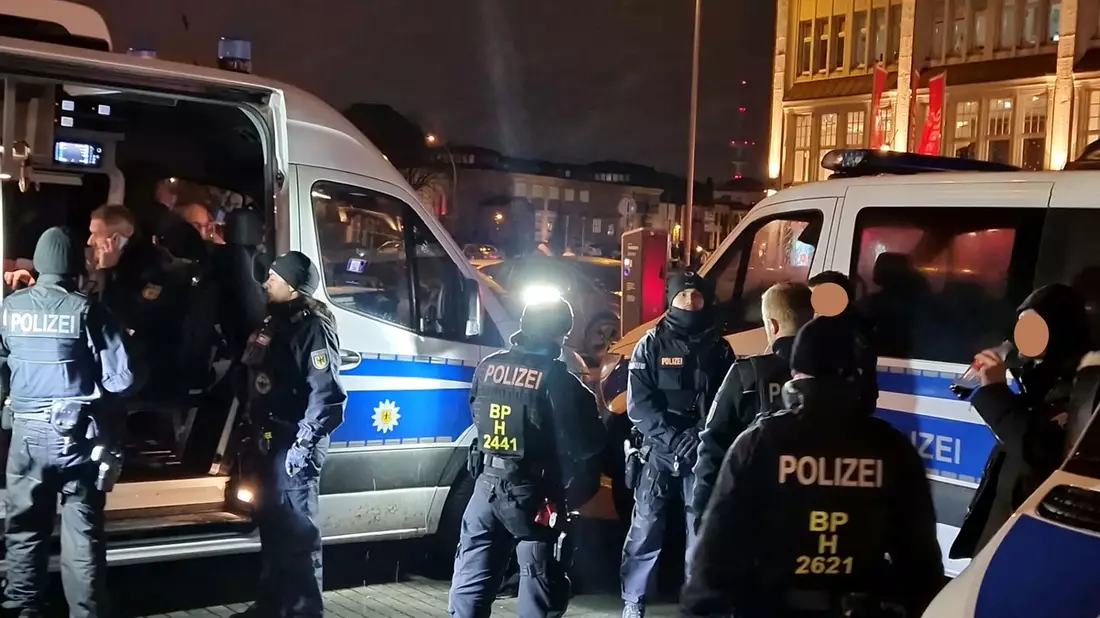 BPOLD-H: Gemeinsamer Schwerpunkteinsatz im Rahmen der Allianz sicherer Hauptbahnhof - Einsatz im und um den Hauptbahnhof Hamburg. - Bild: presseportal.de
