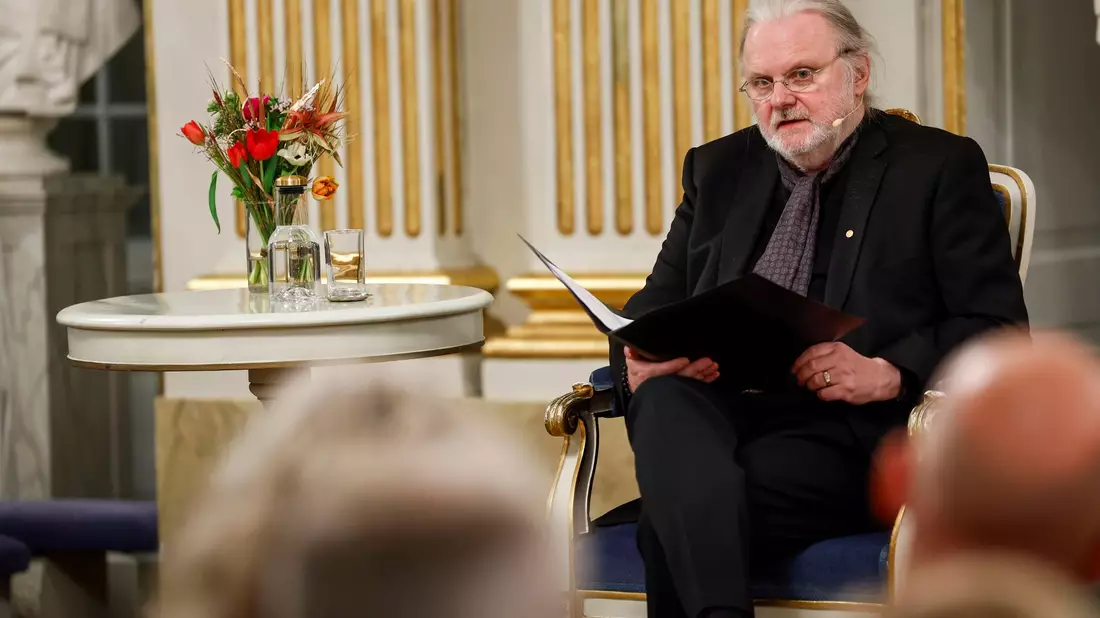 Jon Fosse, Träger des Literaturnobelpreises 2023 aus Norwegen, spricht während eines Vortrags in der Schwedischen Akademie. - Bild: Fredrik Persson/TT News Agency/AP/dpa