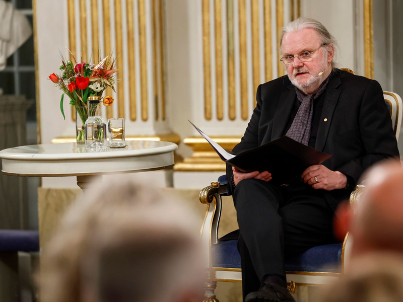 Jon Fosse, Träger des Literaturnobelpreises 2023 aus Norwegen, spricht während eines Vortrags in der Schwedischen Akademie. - Foto: Fredrik Persson/TT News Agency/AP/dpa