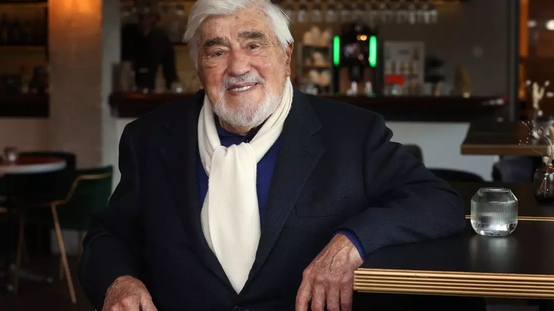 Der Schauspieler Mario Adorf im Café des Arri-Kinos in München, das die technisch überarbeitete 4K-Fassung von «Winnetou I» gezeigt hat. - Bild: Karl-Josef Hildenbrand/dpa