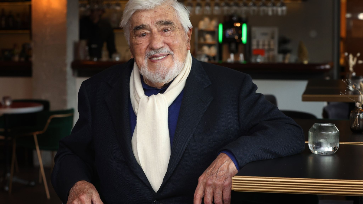 Der Schauspieler Mario Adorf im Café des Arri-Kinos in München, das die technisch überarbeitete 4K-Fassung von «Winnetou I» gezeigt hat. - Foto: Karl-Josef Hildenbrand/dpa