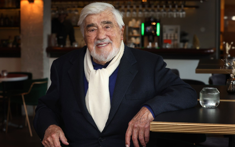 Der Schauspieler Mario Adorf im Café des Arri-Kinos in München, das die technisch überarbeitete 4K-Fassung von «Winnetou I» gezeigt hat. - Foto: Karl-Josef Hildenbrand/dpa