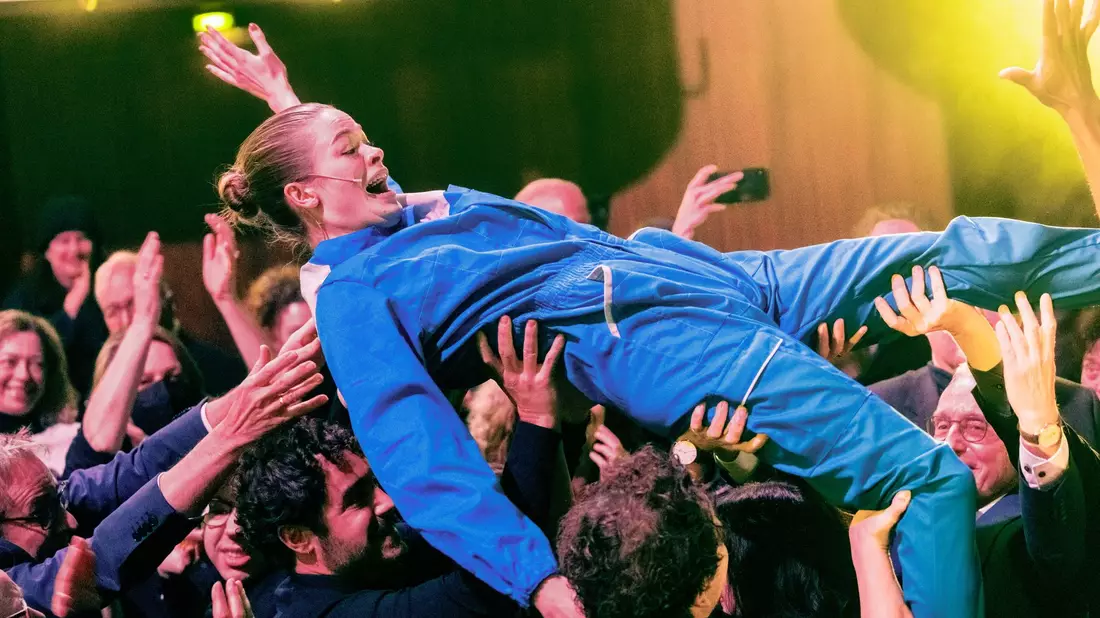 Die Schauspielerin Pauline Rénevier wird im Thalia Theater auf Händen getragen. - Bild: Markus Scholz/dpa