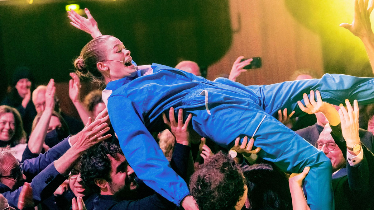 Die Schauspielerin Pauline Rénevier wird im Thalia Theater auf Händen getragen. - Foto: Markus Scholz/dpa