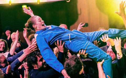 Die Schauspielerin Pauline Rénevier wird im Thalia Theater auf Händen getragen. - Foto: Markus Scholz/dpa