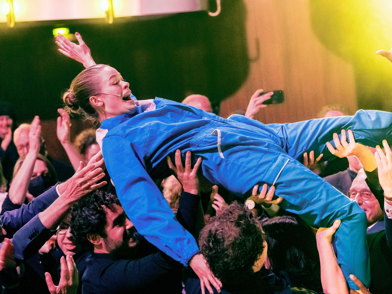 Die Schauspielerin Pauline Rénevier wird im Thalia Theater auf Händen getragen. - Foto: Markus Scholz/dpa