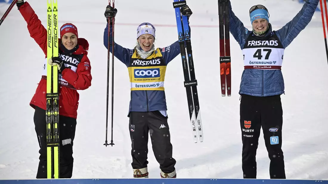 Victoria Carl (r) stand hinter Siegerin Jessie Diggins (M.) und Heidi Weng auf dem Podest. - Bild: Anders Wiklund/TT News Agency/AP/dpa