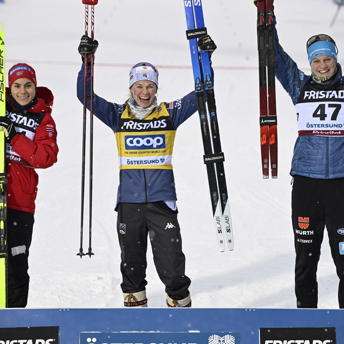 Victoria Carl (r) stand hinter Siegerin Jessie Diggins (M.) und Heidi Weng auf dem Podest. - Foto: Anders Wiklund/TT News Agency/AP/dpa