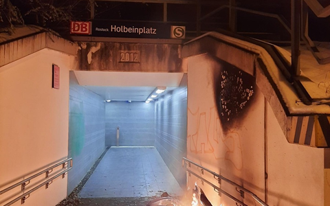 BPOL-HRO: Dixi vollständig ausgebrannt - Foto: presseportal.de